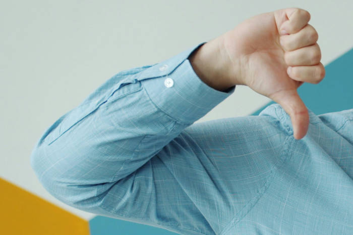 Déception, pouce vers le bas